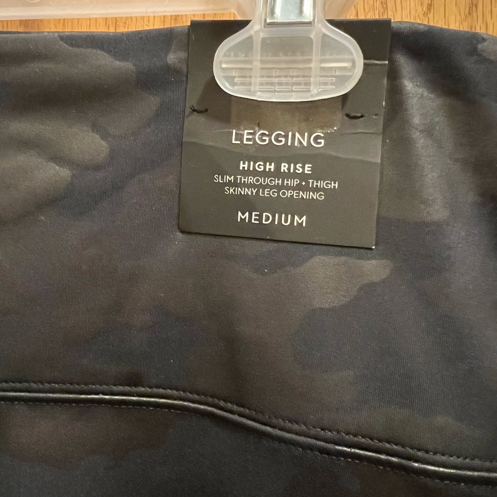 Simply Vera Wang Faux Leather Shaping High Rise Leggings Pants Black Camo Md NEW